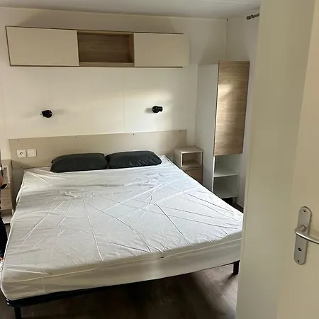 Azur 77 *